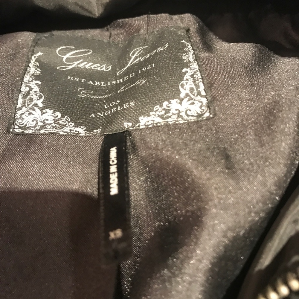 Guess jacket size extra small. - Picture 3 of 4